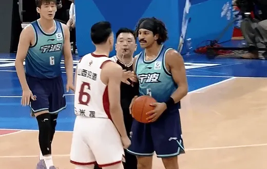 杰克逊与于米提身体碰撞后发生小摩擦，双方领到技术犯规