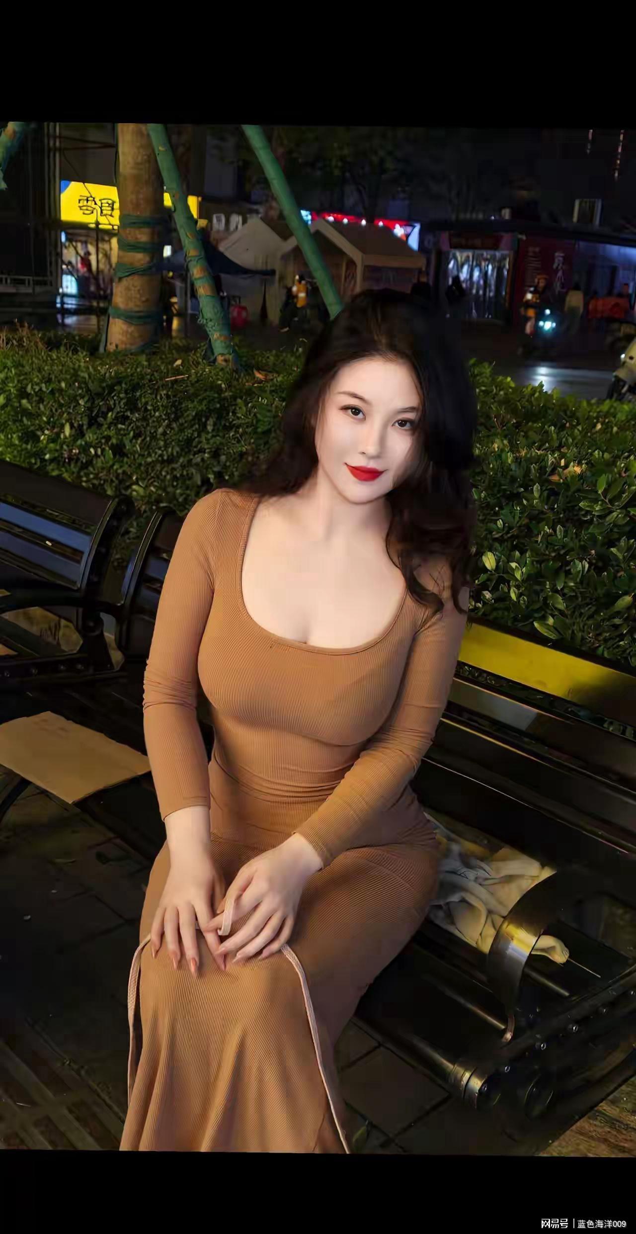 开云app安全认证-夜景中的美女，身材真好